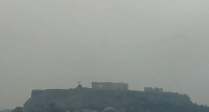 Φωτιά στην Κορινθία: Συστάσεις από τους επιστήμονες για τους καπνούς που «πνίγουν» και την Αττική