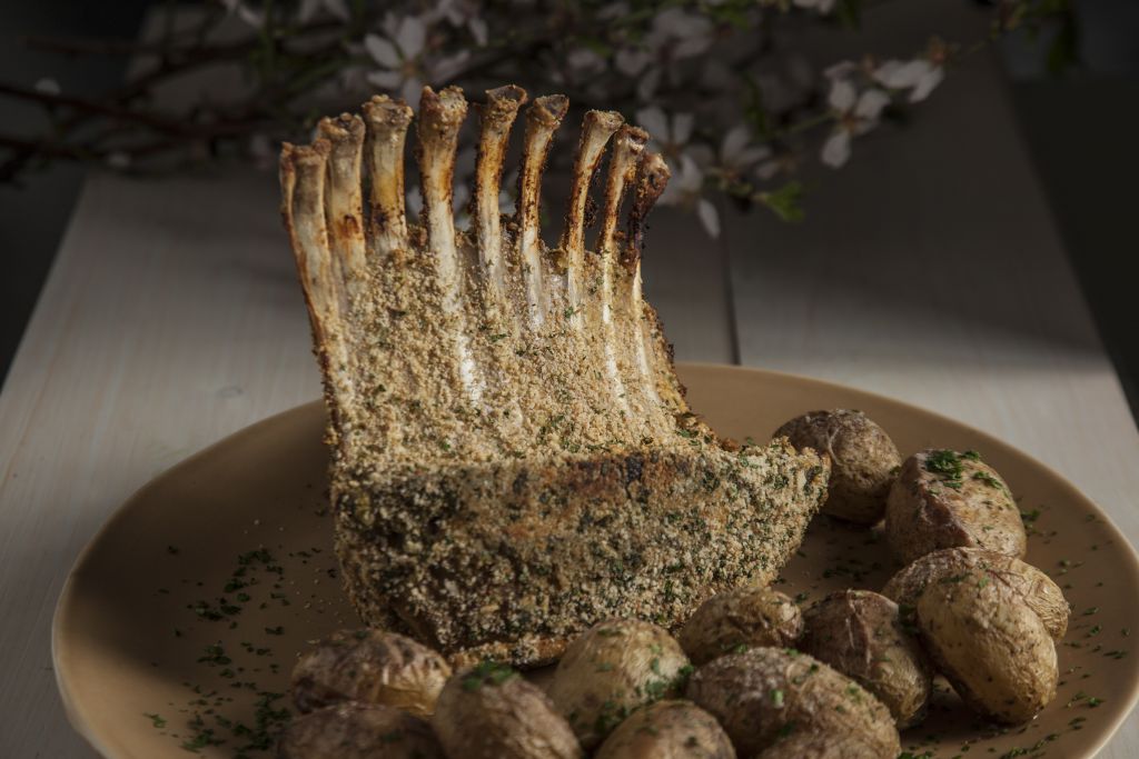 Καρέ αρνιού με κρούστα από μυρώνια, σκόρδο και αμύγδαλα