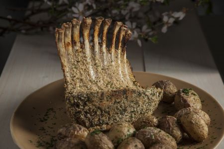 Καρέ αρνιού με κρούστα από μυρώνια, σκόρδο και αμύγδαλα