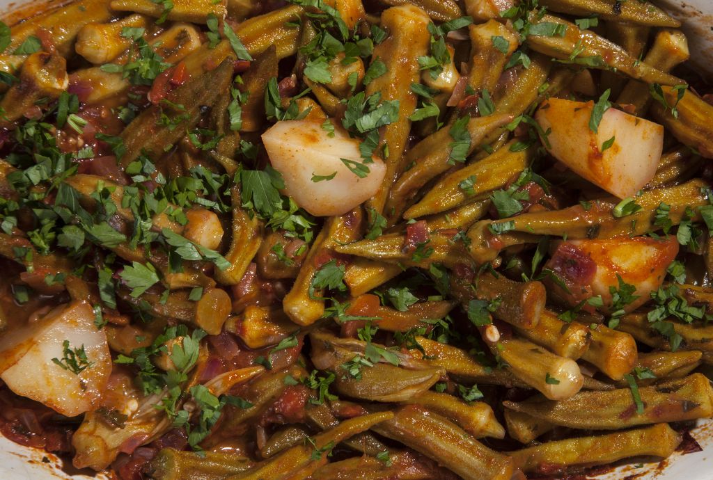 Μπάμιες με πατάτες στον φούρνο