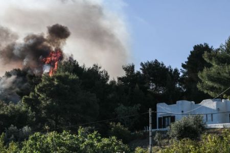 Φωτιά σε Κορινθία, Αττική: Στάχτη πάνω από 40.000 στρέμματα δάσους – Καταστροφές σε σπίτια – Τι είπε ο Χαρδαλιάς