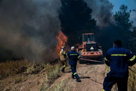 Φωτιά σε Κορινθία, Αττική: Αναζωπυρώσεις στα Μέγαρα – Εκκενώνεται ο οικισμός Παπαγιαννέικα