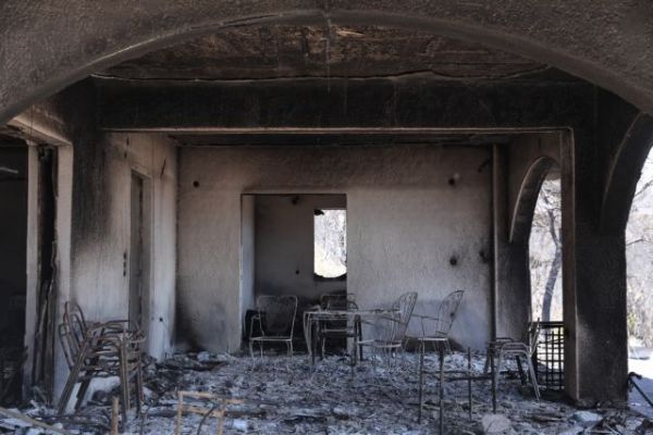 Φωτιά στην Κορινθία: «Δεν ξεκίνησε από αμέλεια η πυρκαγιά» – Μάχη με τις διάσπαρτες εστίες | tovima.gr