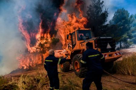 Φωτιά στα Γεράνεια Όρη: Βίντεο ντοκουμέντο με πυροσβέστες και πολίτες εγκλωβισμένοι στις φλόγες