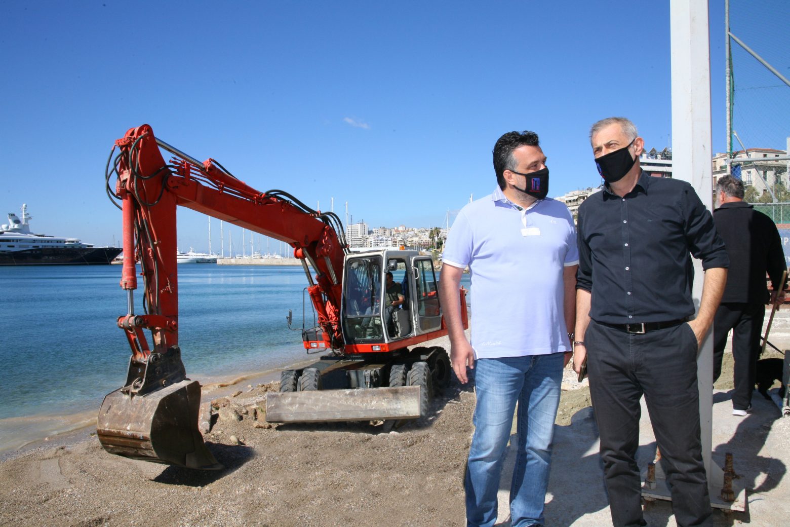 Δήμος Πειραιά: Εργασίες καθαρισμού στις παραλίες Βοτσαλάκια και Φρεαττύδα