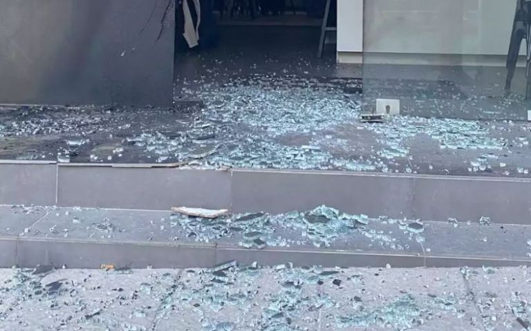 Εμπρηστικές επιθέσεις σε δύο επιχειρήσεις της συζύγου του Νίκου Χαρδαλιά | tovima.gr