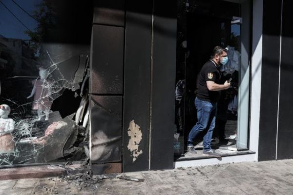 ΣΥΡΙΖΑ: Καταδικάζει την επίθεση στα καταστήματα της συζύγου του Χαρδαλιά | tovima.gr