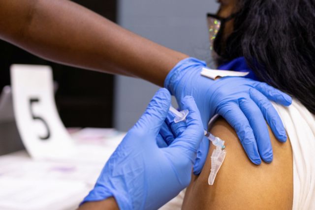 Εμβόλιο κορωνοϊού: Έντονος προβληματισμός για τις θρομβώσεις – Πότε αυξάνεται ο κίνδυνος