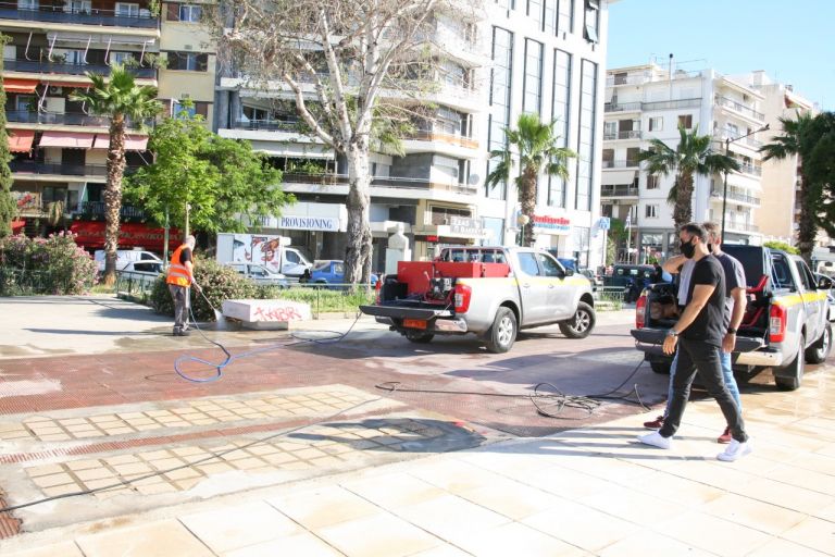 Επιχείρηση καθαρισμού και εξωραϊσμού στην πλατεία Φρεαττύδας | tovima.gr