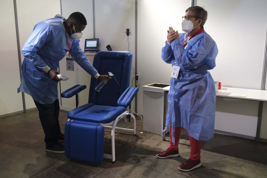 Will we need vaccines, self-tests, rapid tests and masks all at once?