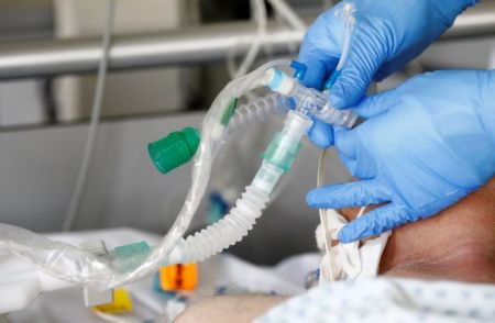 Κορωνοϊός: Αγωνία για τον 17χρονο που νοσηλεύεται διασωληνωμένος