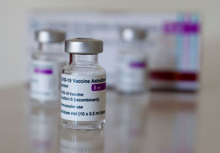 AstraZeneca: Ποιοι δεν πρέπει να κάνουν β΄ δόση με αυτό το εμβόλιο – Τι προβλέπεται για τις γυναίκες έως 49 ετών | tovima.gr