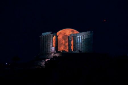 Τον γύρο του κόσμου έκαναν τα αρχαιά ελληνικά μνημεία φωτισμένα από την υπερπανσέληνο