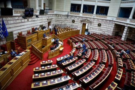 Βουλή: Στους 120 αυξάνεται ο αριθμός των βουλευτών με ταυτόχρονη φυσική παρουσία