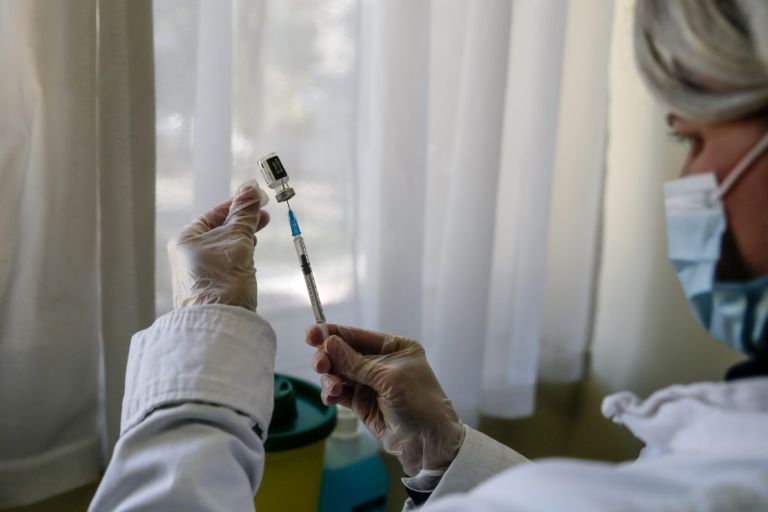 Εμβόλιο: Ώρα εμβολιασμού για τους 18 και άνω – Άνοιξε η πλατφόρμα | tovima.gr