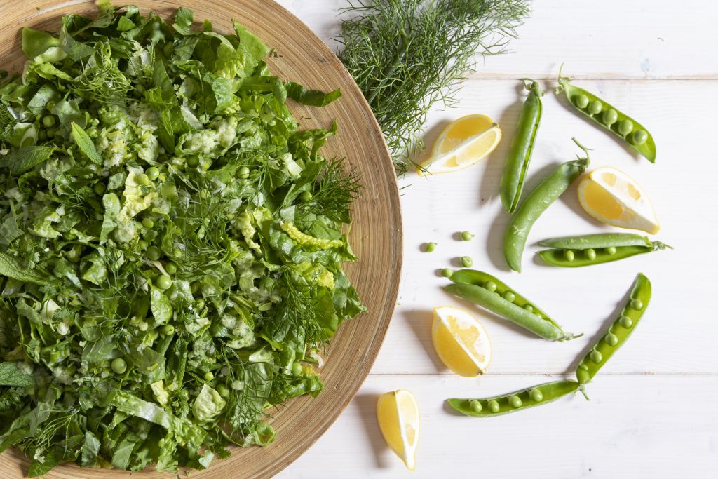 Μαρουλοσαλάτα με ωμό αρακά και ντρέσινγκ από φινόκιο