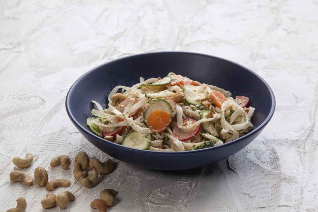 Νουντλς με σάλτσα από κάσιους και τραγανά λαχανικά