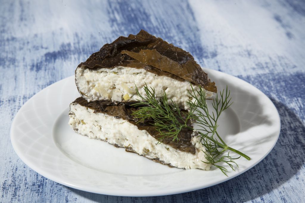 Πίτα με αμπελόφυλλα και τυριά