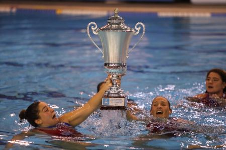 Η απονομή του πρωταθλήματος στον Ολυμπιακό