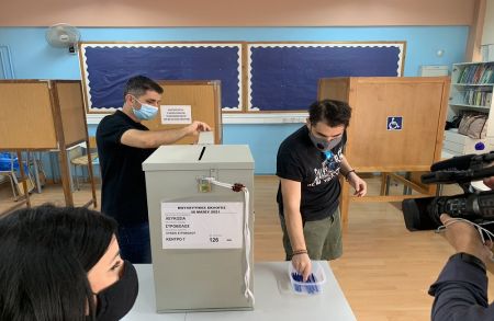 Κύπρος: Έκλεισαν οι κάλπες των βουλευτικών εκλογών – Τι δείχνουν τα exit polls