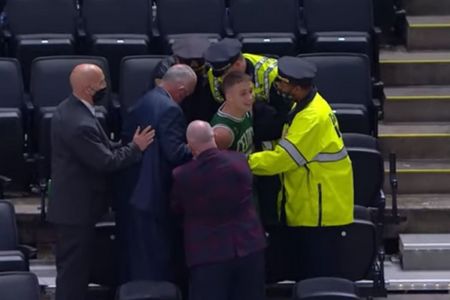 Απίστευτο: Οπαδός των Σέλτικς πέταξε μπουκάλι με νερό στον Ίρβινγκ