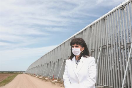 Ο φράκτης, η πρόεδρος και τα «στενά κοστούμια»