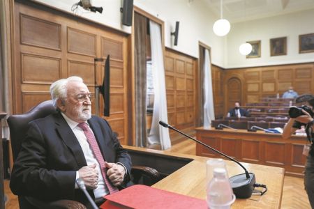 Από συνδαιτυμόνας του Φλωράκη, συνοδοιπόρος του Παππά