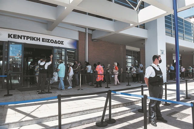 Ποιοι υψώνουν το τείχος της ανοσίας