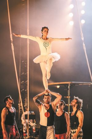 Ο Φίλιπ Γκλας στο τσίρκο