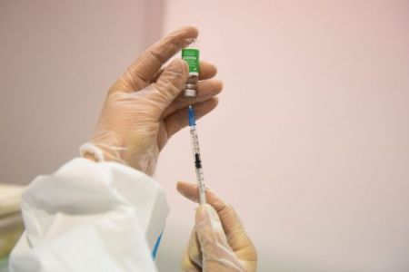 Eμβολιασμός κατ’ οίκον εντός Ιουνίου – Διευκρινίσεις Θεμιστοκλέους