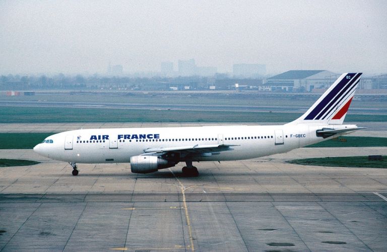 Γαλλία: Συναγερμός στο Ρουασί λόγω υποψίας για βόμβα σε αεροσκάφος της Air France – Απογειώθηκε από το Τσαντ | tovima.gr
