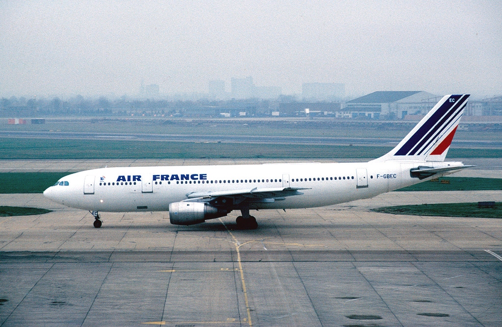 Γαλλία: Συναγερμός στο Ρουασί λόγω υποψίας για βόμβα σε αεροσκάφος της Air France – Απογειώθηκε από το Τσαντ