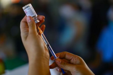 Σκουτέλης: Τα εμβόλια καλύπτουν τις μεταλλάξεις – Τι ισχύει για τον εμβολιασμό των παιδιών