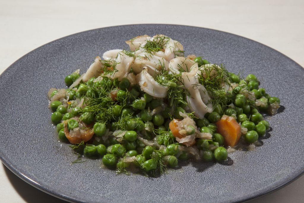 Αρακάς λεμονάτος με μάραθο και ψητό καλαμάρι