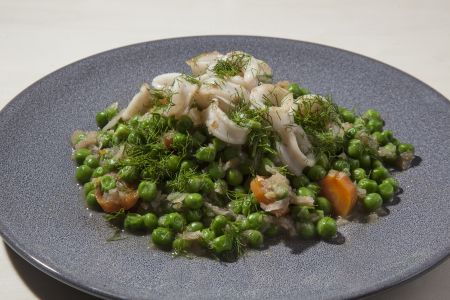 Αρακάς λεμονάτος με μάραθο και ψητό καλαμάρι