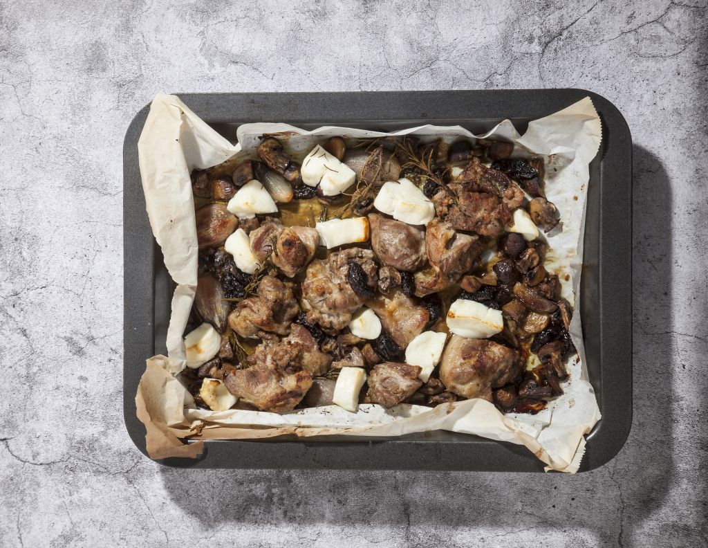 Αρνί στη λαδόκολλα με χαλούμι, μανιτάρια και δαμάσκηνα