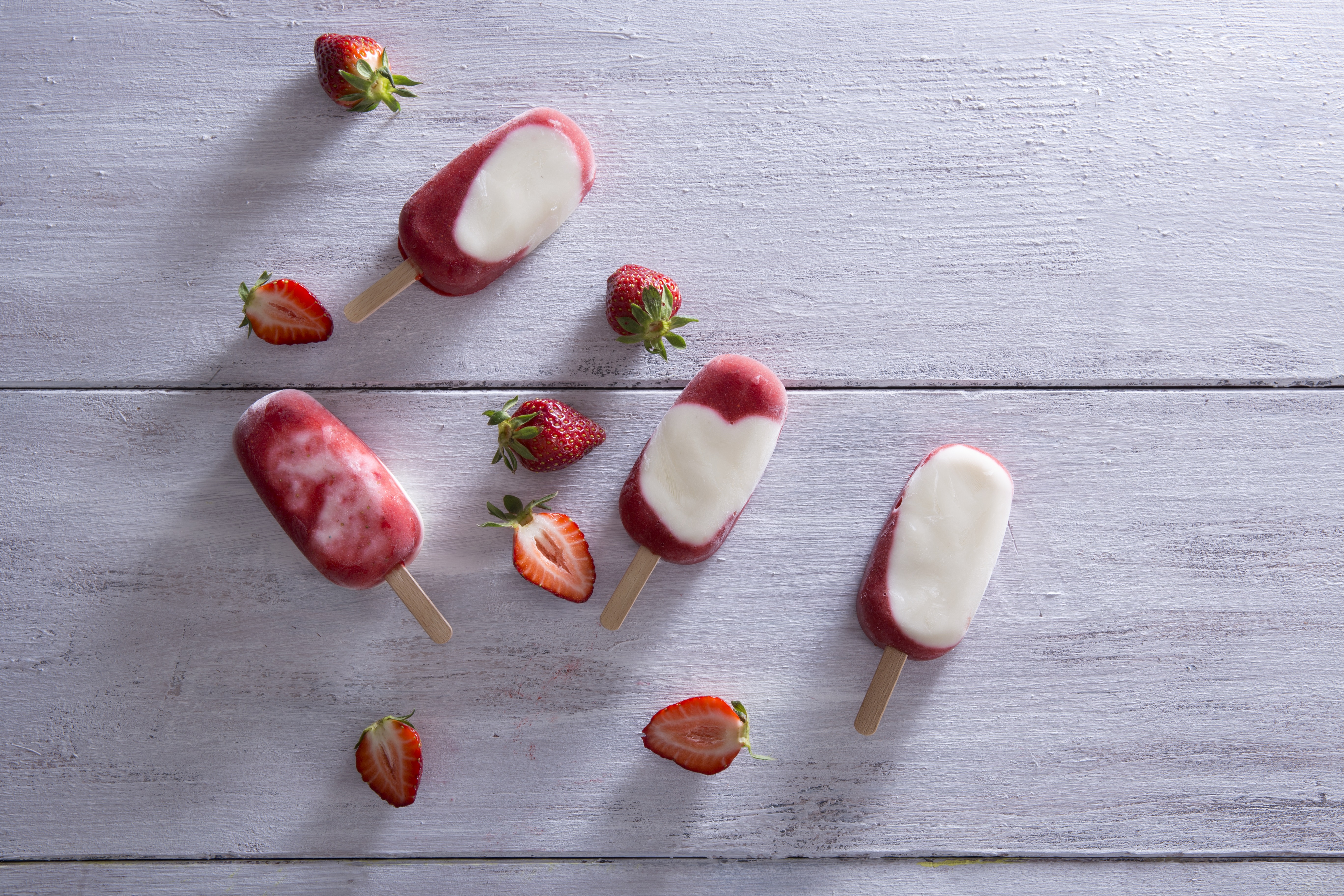 Παγωτό ξυλάκι με γιαούρτι και φράουλες