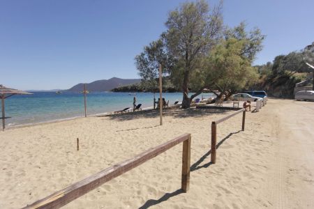 Aγία Μαρίνα: Συγκλονίζει η μαρτυρία της 26χρονης που ξεγύμνωσαν στην πλαζ