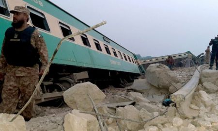 Πακιστάν: Τουλάχιστον 30 νεκροί και δεκάδες τραυματίες σε σύγκρουση τρένων
