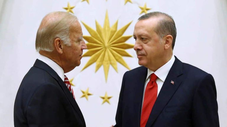 Çavuşoglu is “flirting” with the French and Erdogan with Biden | tovima.gr