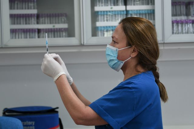 Εμβόλιο: Επιπλοκές σε 50χρονη νοσηλεύτρια στα Χανιά μετά τον εμβολιασμό της