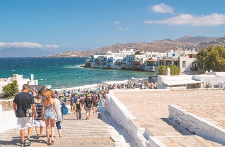 Θεοχάρης: Από το άνοιγμα του ελληνικού τουρισμού υπάρχει συνεχής πτώση των κρουσμάτων