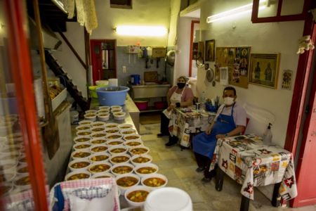 «Διχάζουν» τα covid free εστιατόρια και μπαρ – Είναι συνταγματικός ο αποκλεισμός των μη εμβολιασμένων;