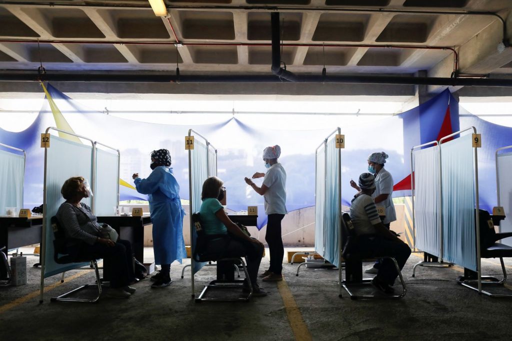 Εμβολιασμός: Πότε θα γίνει υποχρεωτικός – Πόσο κοντά είναι τα προνόμια για εμβολιασμένους