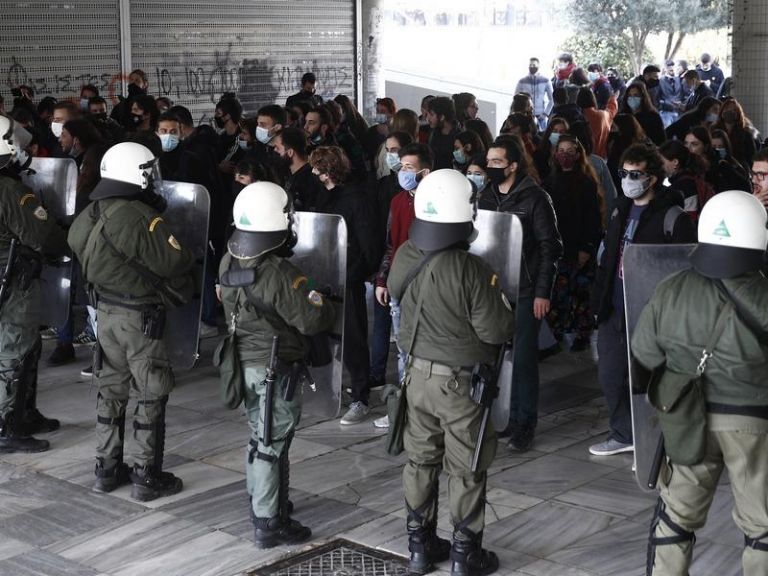 Θεσσαλονίκη: Νέα ένταση μεταξύ φοιτητών και ΜΑΤ στο ΑΠΘ – «Έχουμε καταντήσει σεκιούριτι» λένε οι αστυνομικοί | tovima.gr