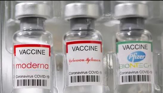 Kικίλιας: Ανοίγουν πάνω από 400.000 ραντεβού για εμβολιασμό με Pfizer, Moderna και J&J