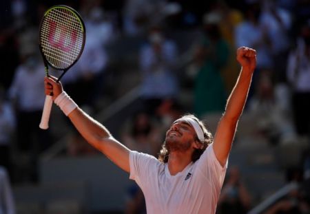 Θρίαμβος Τσιτσιπά – Πέρασε στον τελικό του Roland Garros (3-2)