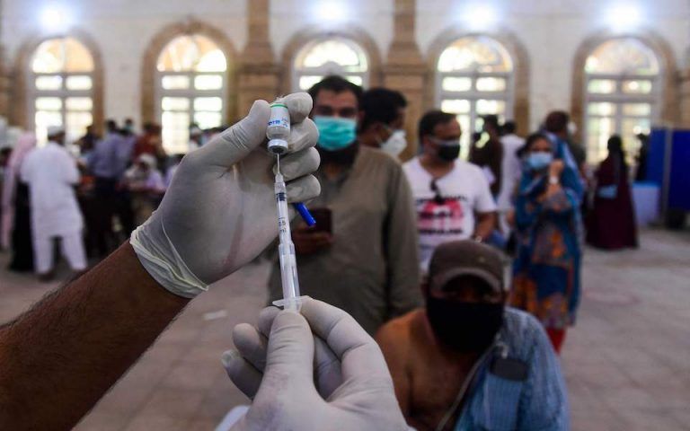 Πακιστάν: Κόβουν μισθούς και τηλέφωνα σε όσους δεν θέλουν να εμβολιαστούν | tovima.gr