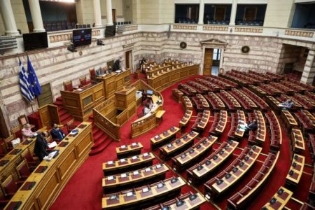 Χαμός στη Βουλή: Διαπληκτισμοί Τσίπρα και Τασούλα – Διακόπηκε η συνεδρίαση