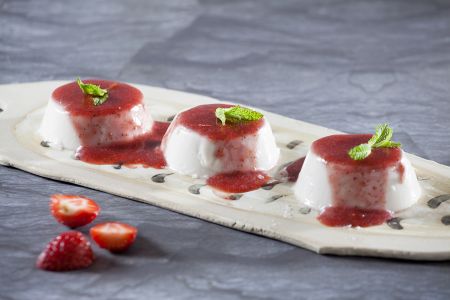 Πανακότα με γάλα καρύδας και πουρέ φράουλας